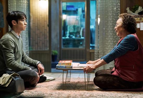 Bà ngoại quốc dân tái xuất với màn đeo bám trai trẻ để...học ngoại ngữ-5