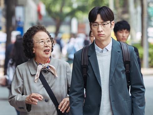 'Bà ngoại quốc dân' tái xuất với màn đeo bám trai trẻ để...học ngoại ngữ