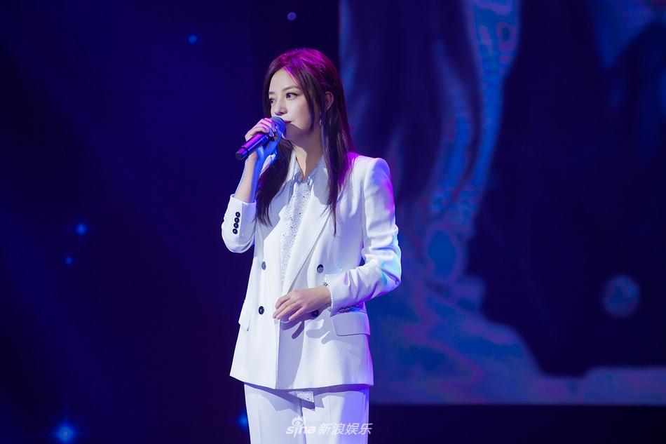 Bước qua tuổi tứ tuần, Triệu Vy ngày càng xinh đẹp, quyền lực và giàu có-3