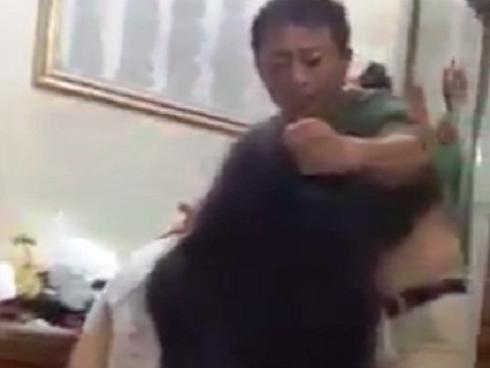 Sự thật cay đắng đằng sau clip 'bố túm tóc đánh con gái dã man'