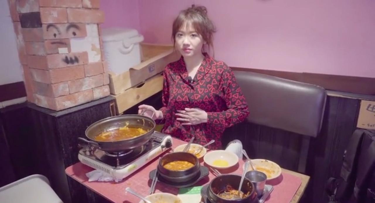 Ăn quá no, Hari Won lấy áo che vòng 2 to bất thường vì sợ thị phi bầu bí-1