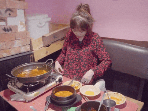 Ăn quá no, Hari Won lấy áo che vòng 2 to bất thường vì sợ thị phi bầu bí