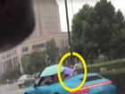 Bi hài cảnh 'dân chơi' lái siêu xe Porsche mui trần cầm ô che mưa
