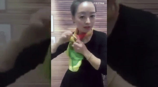 Clip: Hô biến set đồ thường ngày với 7 gợi ý thắt khăn cho quý cô sành điệu-1