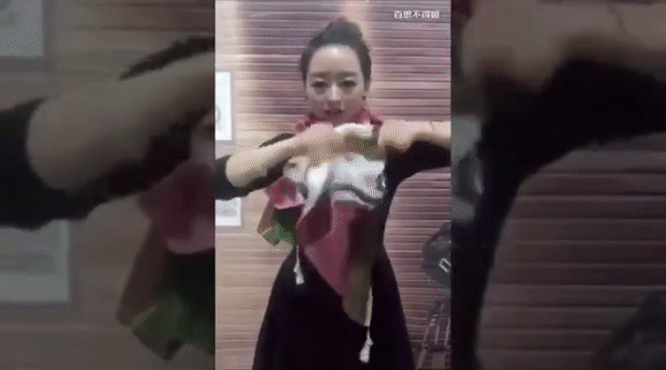 Clip: Hô biến set đồ thường ngày với 7 gợi ý thắt khăn cho quý cô sành điệu-4