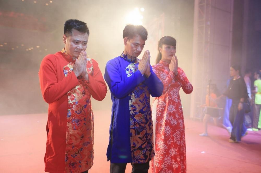 Từng lớp nghệ sĩ phía Bắc tới thắp hương trong lễ giỗ Tổ nghề sân khấu-4