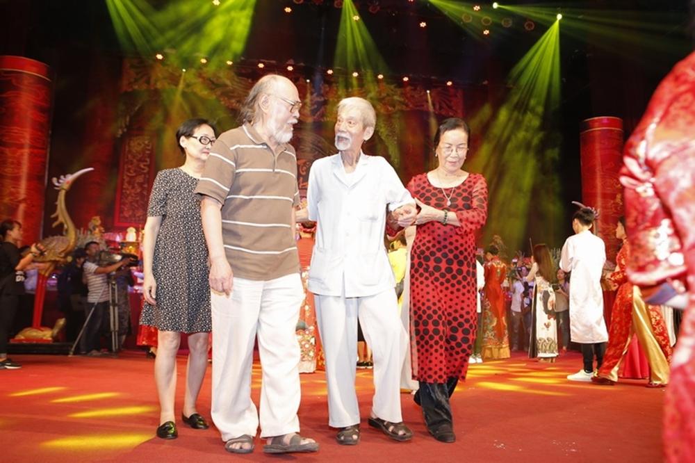 Từng lớp nghệ sĩ phía Bắc tới thắp hương trong lễ giỗ Tổ nghề sân khấu-2