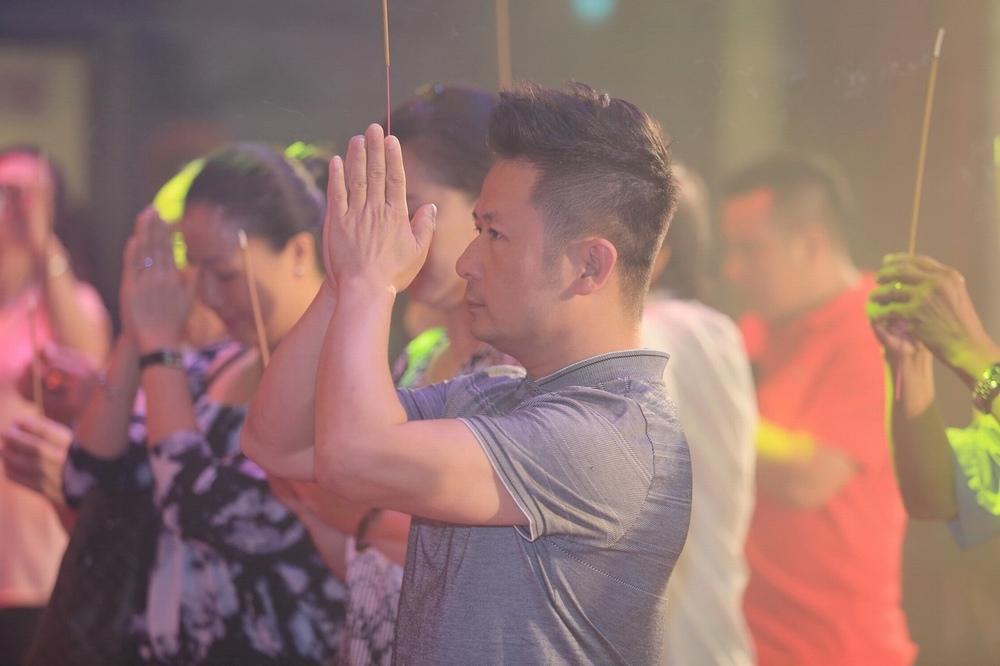 Từng lớp nghệ sĩ phía Bắc tới thắp hương trong lễ giỗ Tổ nghề sân khấu-5