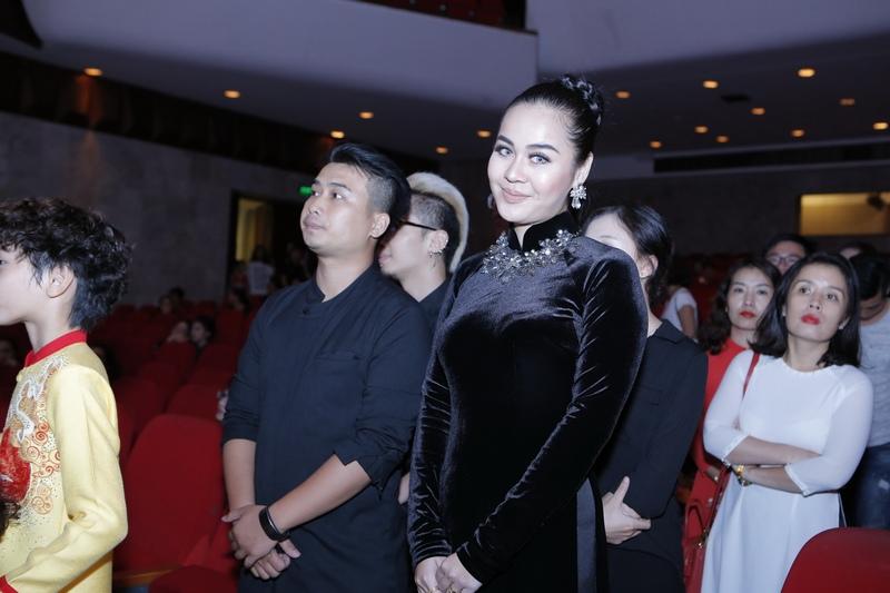 Từng lớp nghệ sĩ phía Bắc tới thắp hương trong lễ giỗ Tổ nghề sân khấu-7