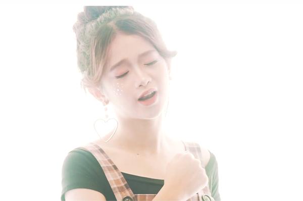 Đầu tư hẳn MV nhưng bản cover Em gái mưa của Linh Ka vẫn bị chê tơi tả-1