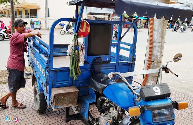 Sản phụ bước xuống đường sinh con tại chốt đèn đỏ-2