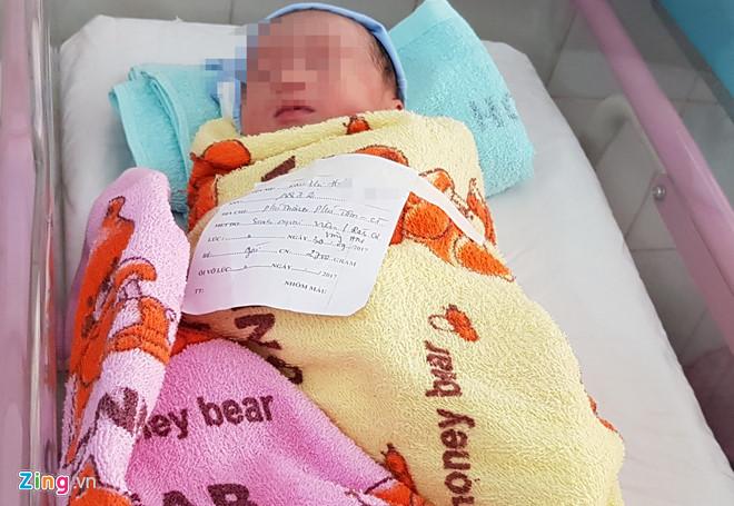 Sản phụ bước xuống đường sinh con tại chốt đèn đỏ-1