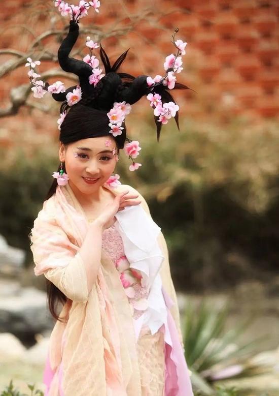 Tỷ tỷ đây chắc kiếm sống bằng nghề trồng đào?