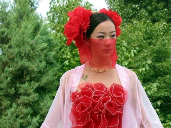 Hàn Tuyết chẳng những yêu hoa lại còn thích màu đỏ.