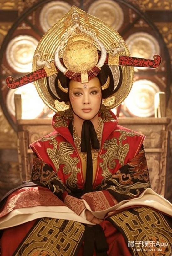 Lưu Hiểu Khánh không thấy mệt ư khi phải vác cả đống phụ kiện này trên đầu?