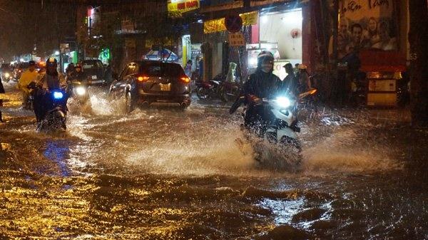 Mưa như thác đổ, đường Sài Gòn thành sông, xe cộ chết máy la liệt-2