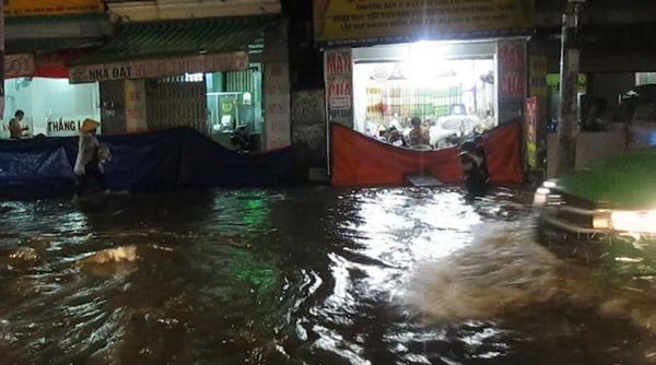 Mưa như thác đổ, đường Sài Gòn thành sông, xe cộ chết máy la liệt-6