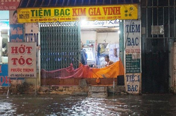 Mưa như thác đổ, đường Sài Gòn thành sông, xe cộ chết máy la liệt-11