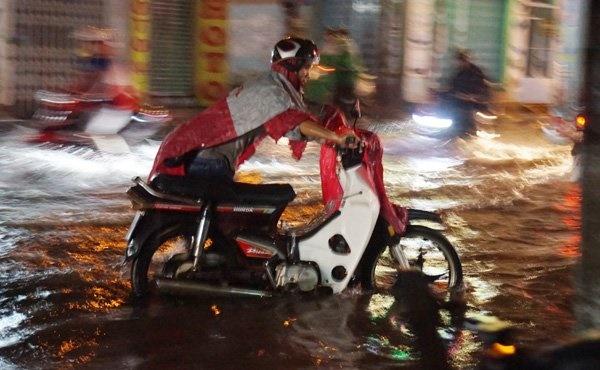 Mưa như thác đổ, đường Sài Gòn thành sông, xe cộ chết máy la liệt-12