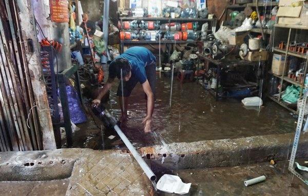 Mưa như thác đổ, đường Sài Gòn thành sông, xe cộ chết máy la liệt-13