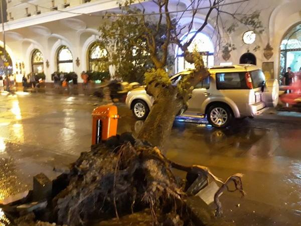 Mưa như thác đổ, đường Sài Gòn thành sông, xe cộ chết máy la liệt-5