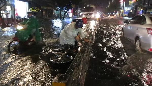 Mưa như thác đổ, đường Sài Gòn thành sông, xe cộ chết máy la liệt-7