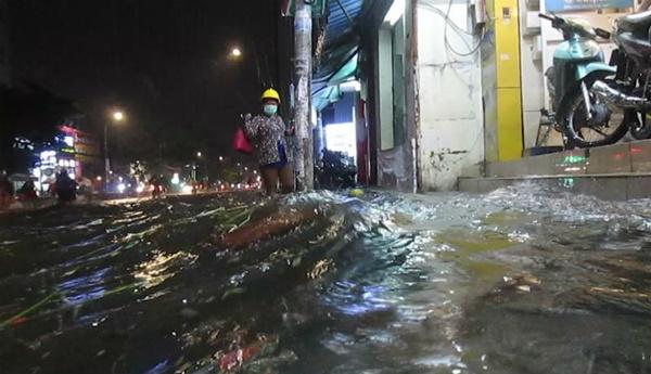Mưa như thác đổ, đường Sài Gòn thành sông, xe cộ chết máy la liệt-8