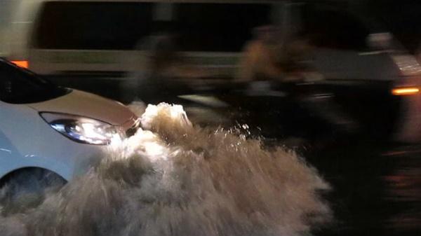 Mưa như thác đổ, đường Sài Gòn thành sông, xe cộ chết máy la liệt-9