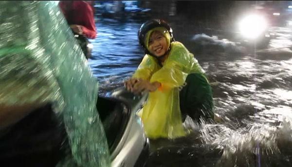 Mưa như thác đổ, đường Sài Gòn thành sông, xe cộ chết máy la liệt-10