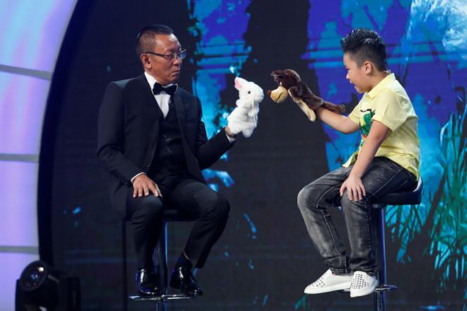 Cúi mình gọi thí sinh nhí là thầy, MC Lại Văn Sâm vẫn bị phê bình tư duy thiếu logic-1