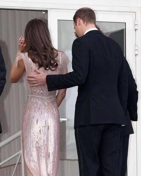 Hoàng tử William chẳng bao giờ nắm tay Công nương Kate ở nơi công cộng, nhưng luôn có hành động ngọt ngào này-10