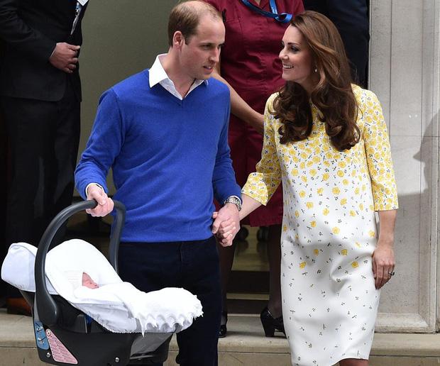 Hoàng tử William chẳng bao giờ nắm tay Công nương Kate ở nơi công cộng, nhưng luôn có hành động ngọt ngào này-3