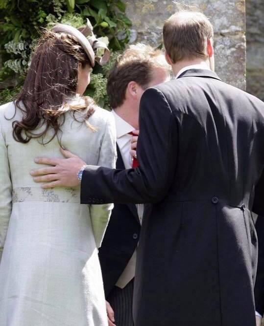 Hoàng tử William chẳng bao giờ nắm tay Công nương Kate ở nơi công cộng, nhưng luôn có hành động ngọt ngào này-8