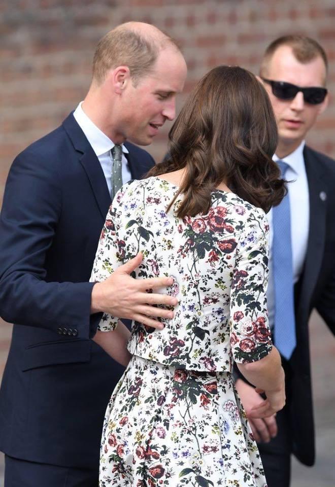 Hoàng tử William chẳng bao giờ nắm tay Công nương Kate ở nơi công cộng, nhưng luôn có hành động ngọt ngào này-13
