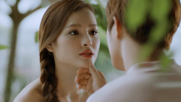 Người thứ ba, thất tình - những chất liệu quý được ca sĩ Vpop mượn kể lại trong MV-8