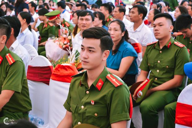 Chàng thiếu úy mới tốt nghiệp Học viên Cảnh sát Nhân dân điển trai như Idol-2