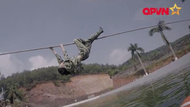 Leo dây bằng ý chí, Hương Giang Idol làm nên điều kỳ diệu trong quân ngũ-7