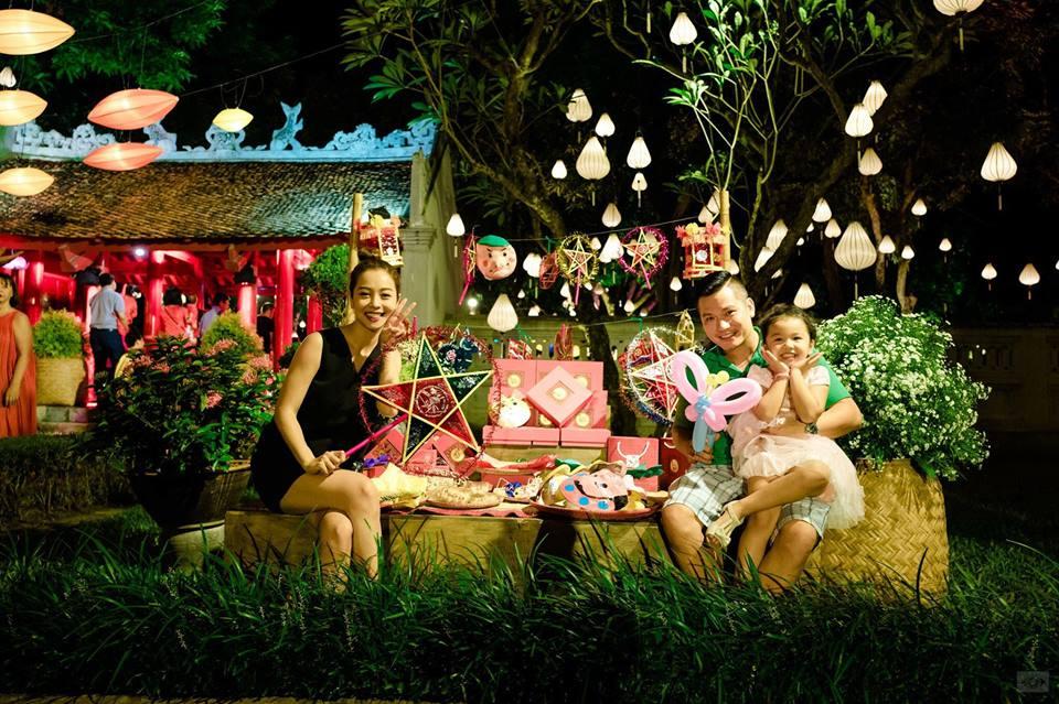 Tin sao Việt 1/10: Vợ chồng Jennifer Phạm đưa con gái đi đón tết trung thu sớm-1