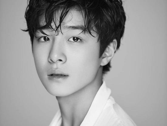 Sao Hàn 1/10: 'Tiểu Lee Jong Suk' thu hút với vẻ ngoài cực điển trai ở tuổi 15