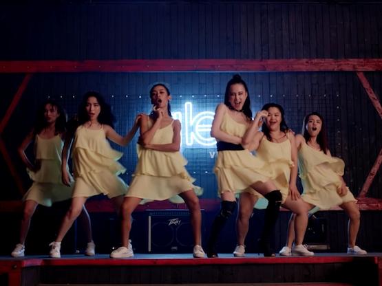 Angela Phương Trinh cười không ngậm được miệng trước các phiên bản cosplay chính mình-13