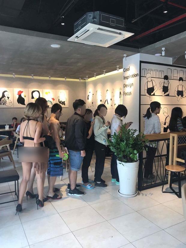 Chiêu khuyến mại kỳ quặc: Bạn trẻ mặc bikini đến hàng trà sữa để được giảm giá 100%-1