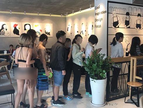 Chiêu khuyến mại kỳ quặc: Bạn trẻ mặc bikini đến hàng trà sữa để được giảm giá 100%