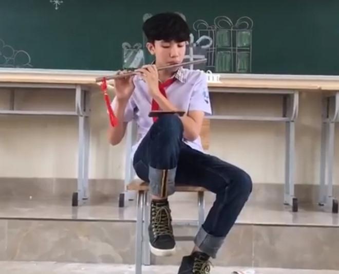 Em gái mưa phiên bản sáo trúc của 10X Quảng Ninh gây sốt-1