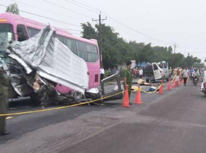 Xe khách đấu đầu biến dạng, 6 người chết-2