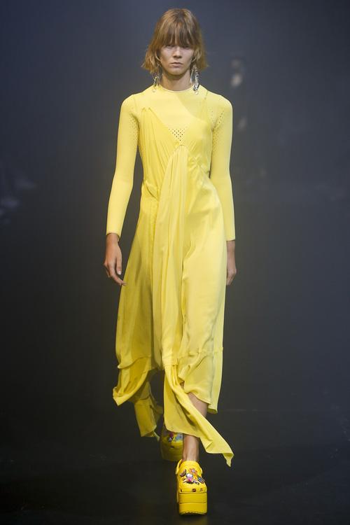 Balenciaga kết hợp Crocs cho ra mắt mẫu dép đi mưa khó tả nhất Paris Fashion Week năm nay-1