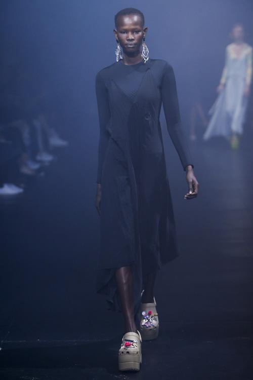 Balenciaga kết hợp Crocs cho ra mắt mẫu dép đi mưa khó tả nhất Paris Fashion Week năm nay-3
