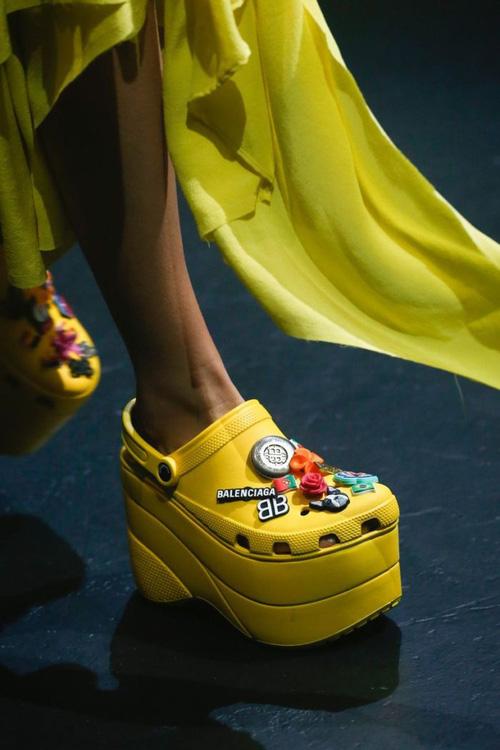 Balenciaga kết hợp Crocs cho ra mắt mẫu dép đi mưa khó tả nhất Paris Fashion Week năm nay-4