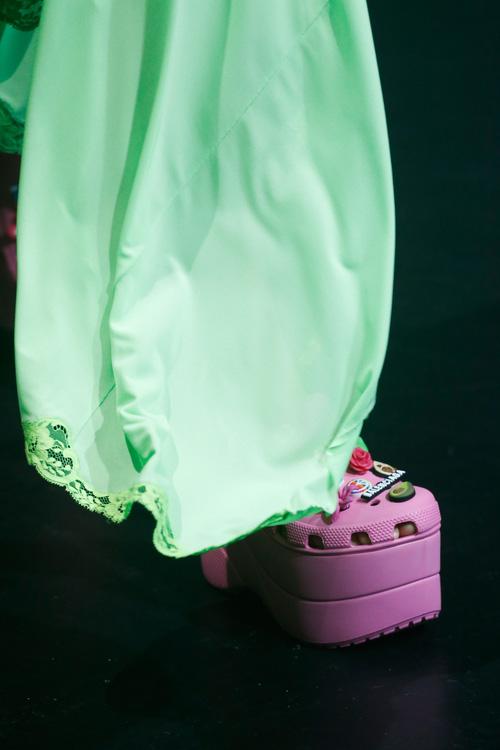 Balenciaga kết hợp Crocs cho ra mắt mẫu dép đi mưa khó tả nhất Paris Fashion Week năm nay-5
