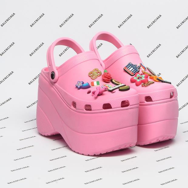 Balenciaga kết hợp Crocs cho ra mắt mẫu dép đi mưa khó tả nhất Paris Fashion Week năm nay-6