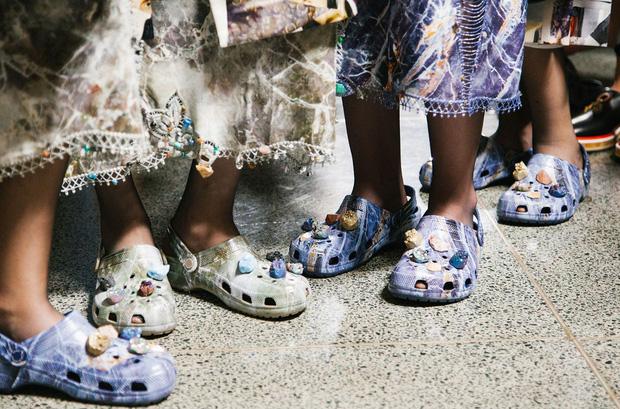 Balenciaga kết hợp Crocs cho ra mắt mẫu dép đi mưa khó tả nhất Paris Fashion Week năm nay-7